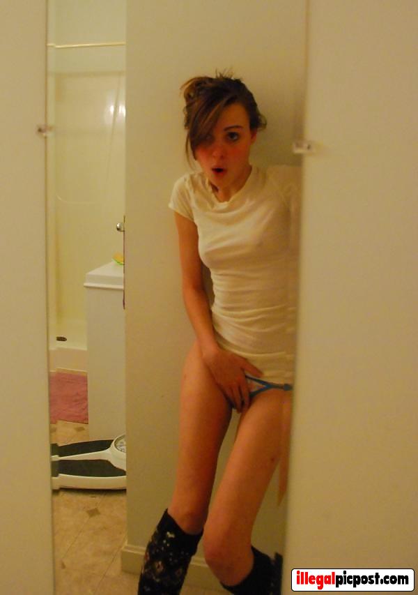 Meisje schrikt als ze betrapt word na toilet bezoek