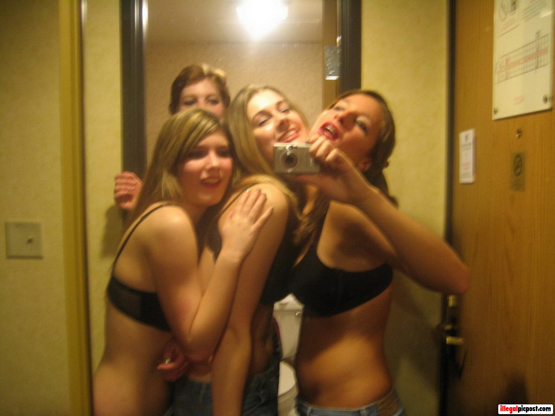 Vier knotsgekke meiden maken een selfie