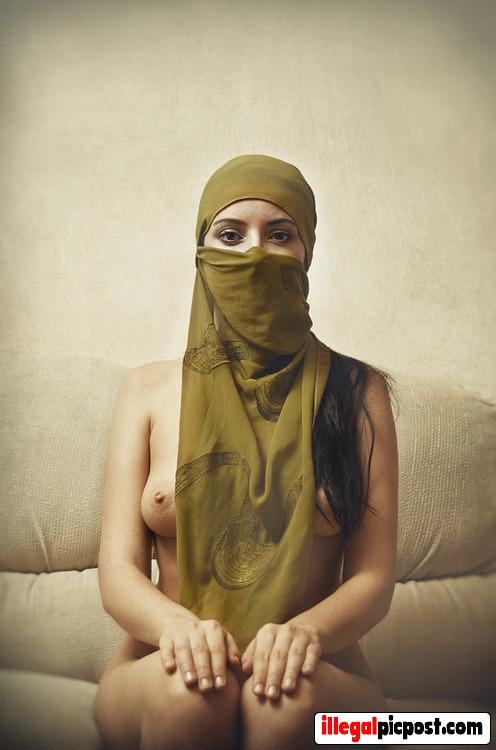 Marokkaanse moslima is naakt onder haar hoofddoek