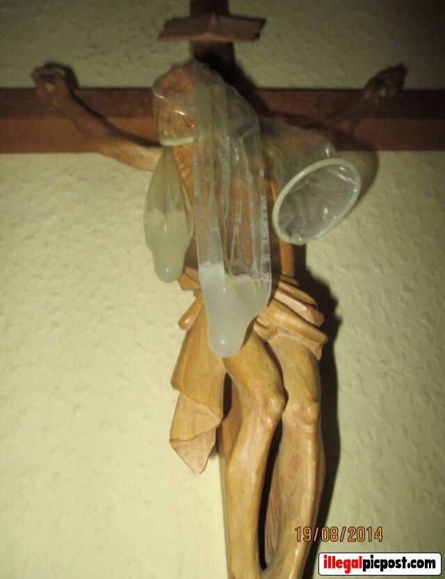 Jezus hangt vol met gebruikte condooms