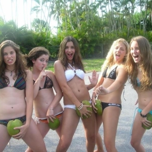 Groep meiden gaan in hun bikini op de foto
