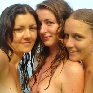 Drie mooie meiden maken topless een selfie
