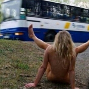 Vrouw laat haar blote kut zien aan volle bus