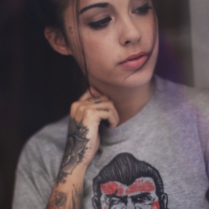Beeldschoon meisje met stoere tattoeage