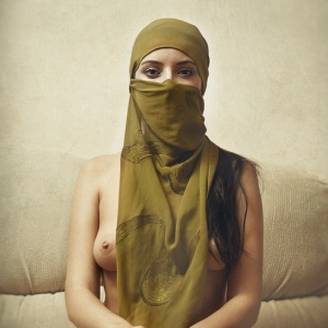 Marokkaanse moslima is naakt onder haar hoofddoek
