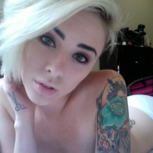 Mooie blonde meid met kleurige tattoeage