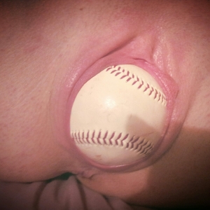 Vrouw heeft honkbal in haar kut gepropt
