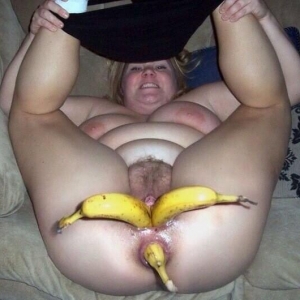 Dikke dame propt drie bananen in kut en kont