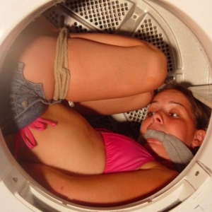 Slavin is opgesloten in een wasmachine